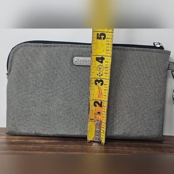 Baggallini On The Go Wristlet Wallet Phone Travel Silver Blue RFID - Picture 10 of 10